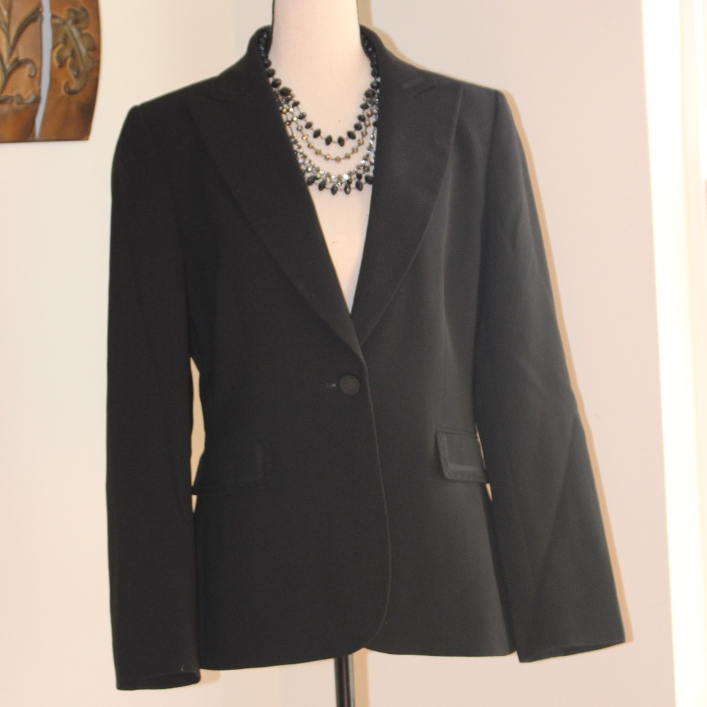 Tahari, one button black blazer size 8. G